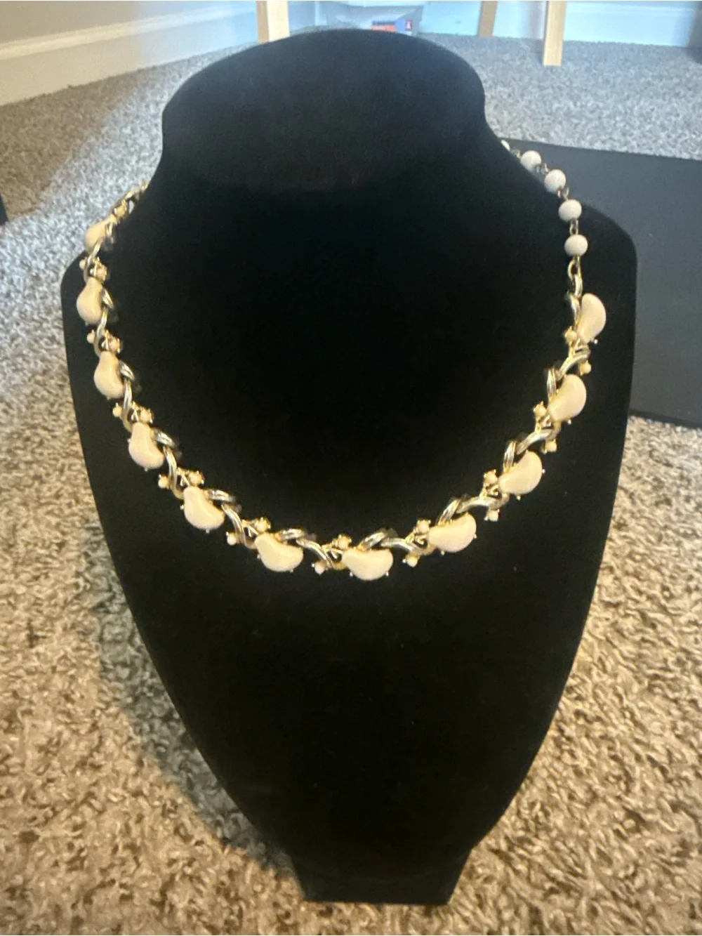 Classic Cream and Gold Linked Necklace 11